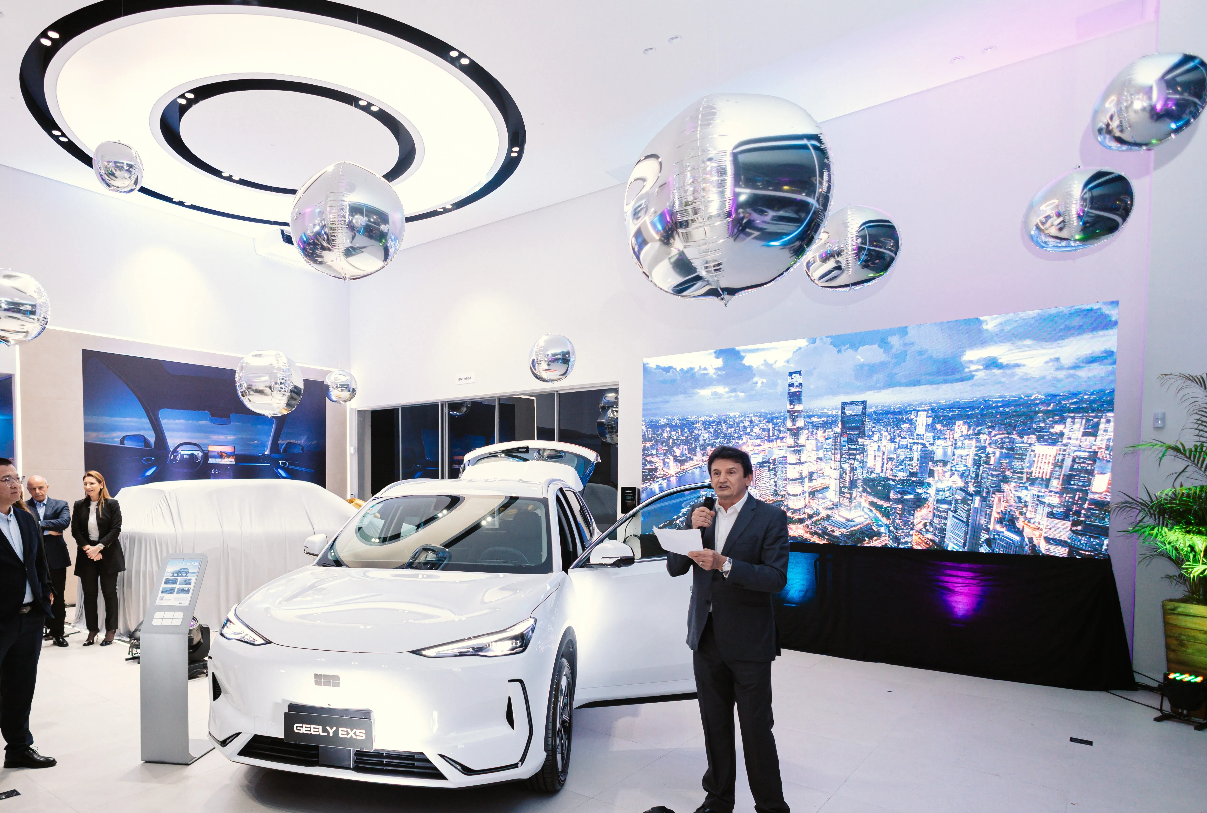 Fachada de concessionária moderna.