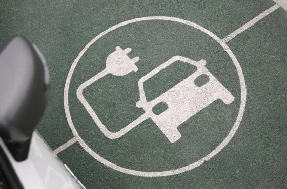 Carro elétrico sendo carregado em eletroposto.