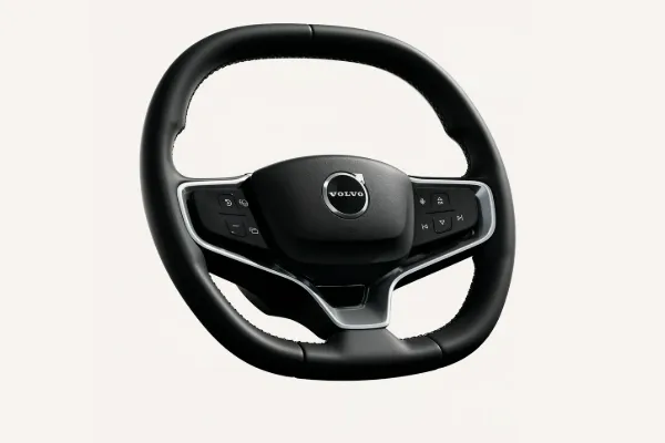 Volante preto com logotipo Volvo e comandos, em fundo branco