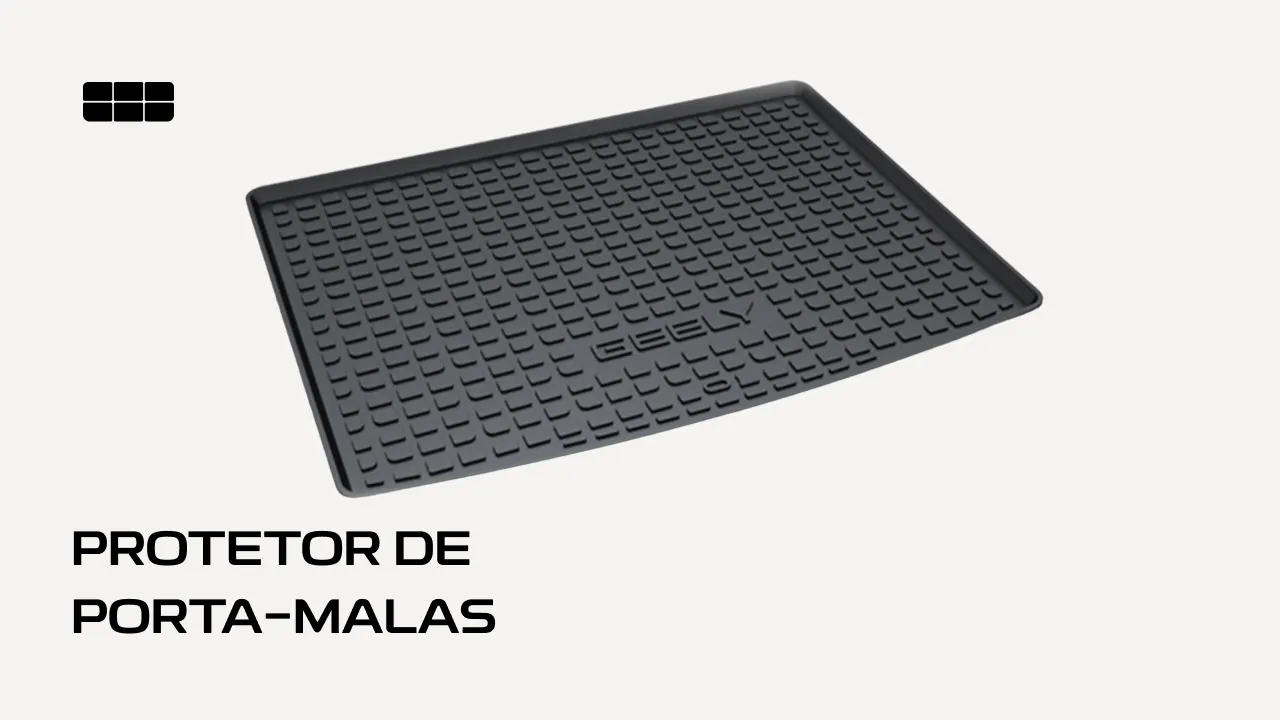 Foto de um protetor de porta-malas da marca Geely. No canto superior esquerdo há o símbolo da Geely. No canto inferior esquerdo há a frase "Protetor de porta-malas" escrita em uma fonte institucional da montadora Geely.