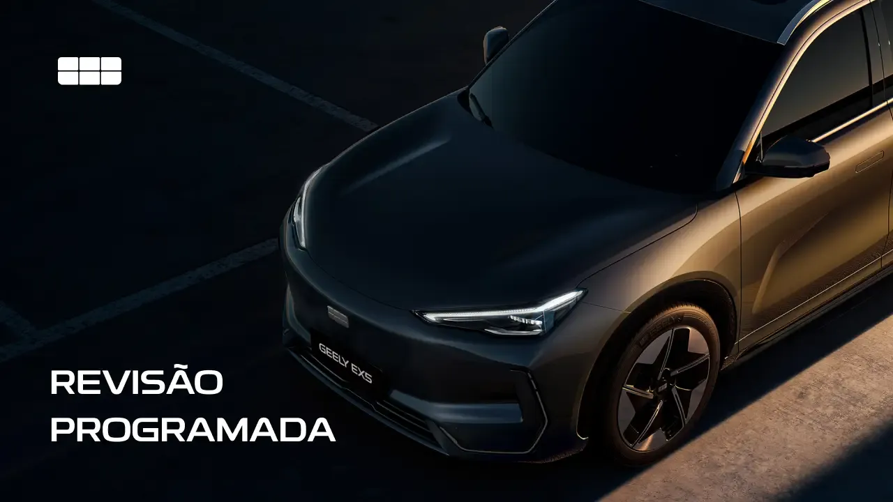A imagem mostra o modelo Geely EX5 aparecendo em ângulo diagonal com uma iluminação natural em sua lateral. No canto superior esquerdo há o símbolo da Geely. No canto inferior esquerdo há a frase "Revisão programada" escrita em uma fonte institucional da montadora Geely.