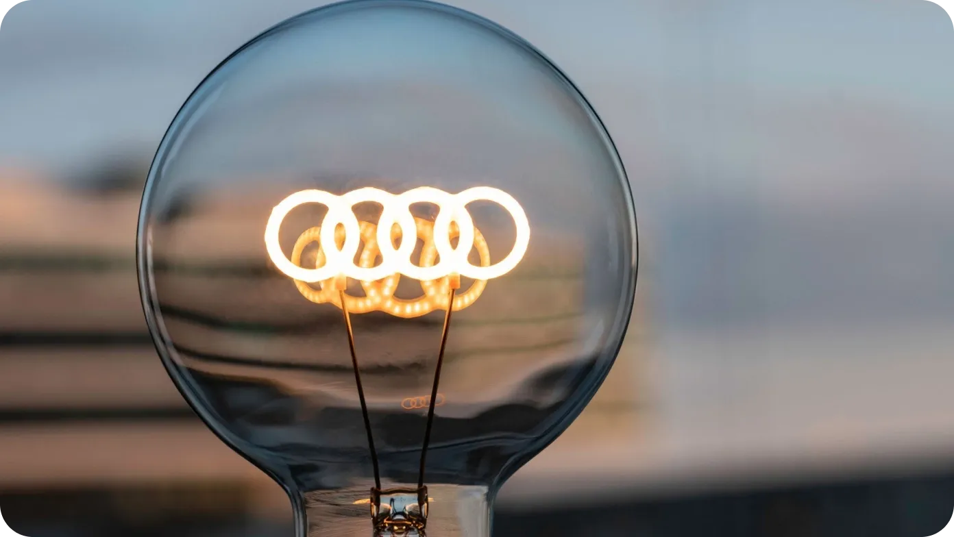 Lâmpada com filamento no formato dos quatro anéis da Audi