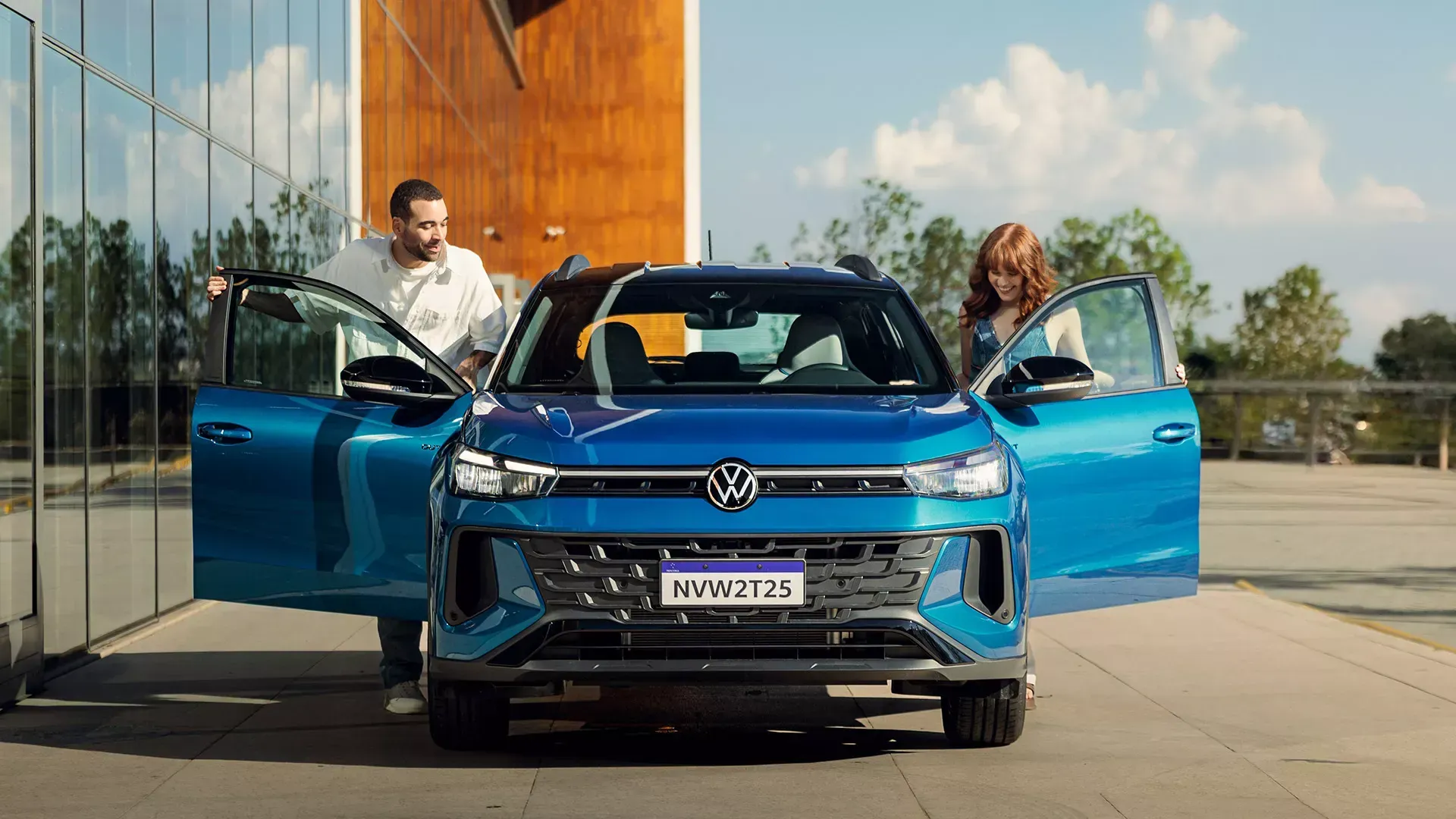 Pessoas abrindo portas do Volkswagen