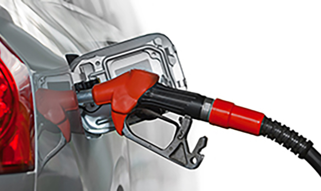 Homem abastecendo carro em posto de gasolina.