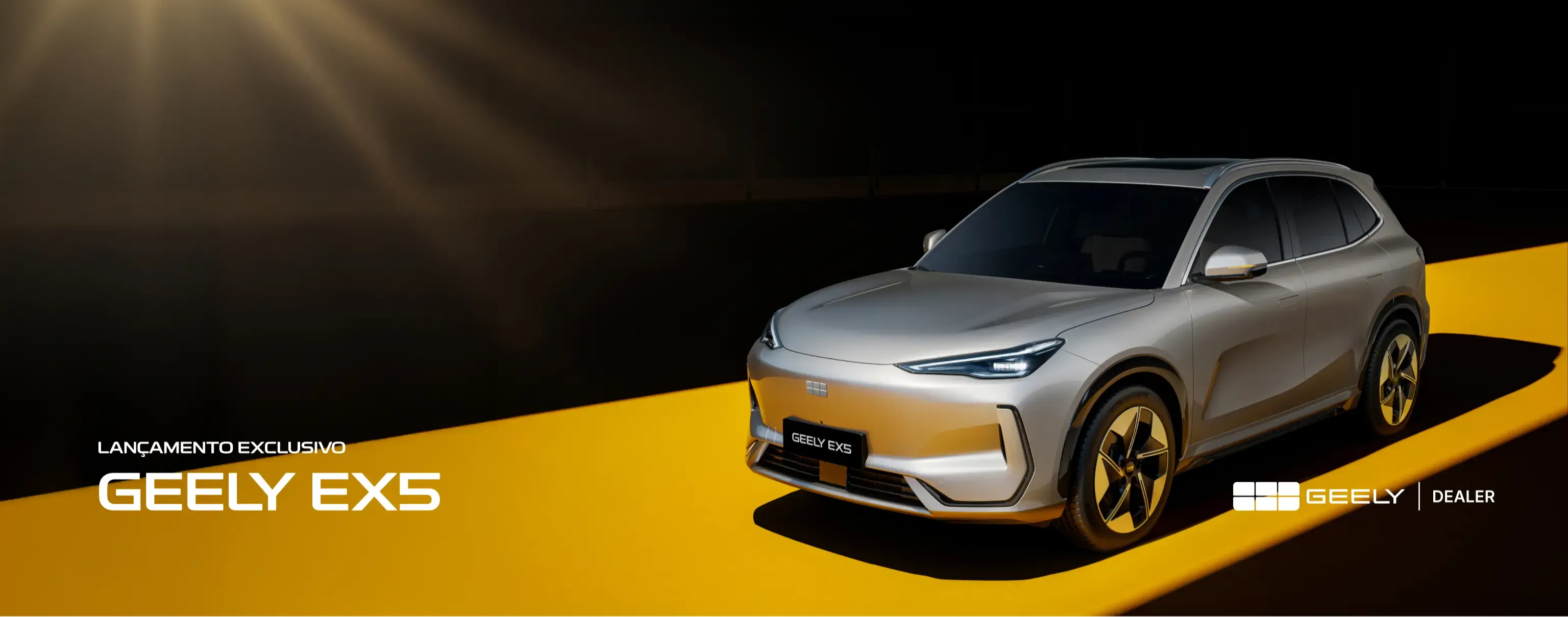Visual promocional do lançamento exclusivo do SUV Geely EX5. O veículo prata aparece em destaque sobre uma faixa amarela iluminada, com fundo escuro. À esquerda, o texto ‘Lançamento Exclusivo Geely EX5’ e, no canto inferior direito, o logotipo da Geely Dealer.