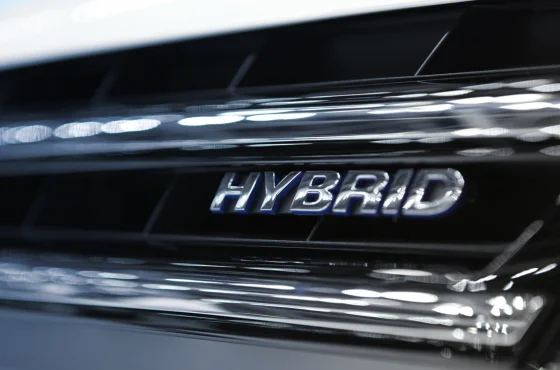 Carro híbrido na estrada, simbolizando economia e sustentabilidade