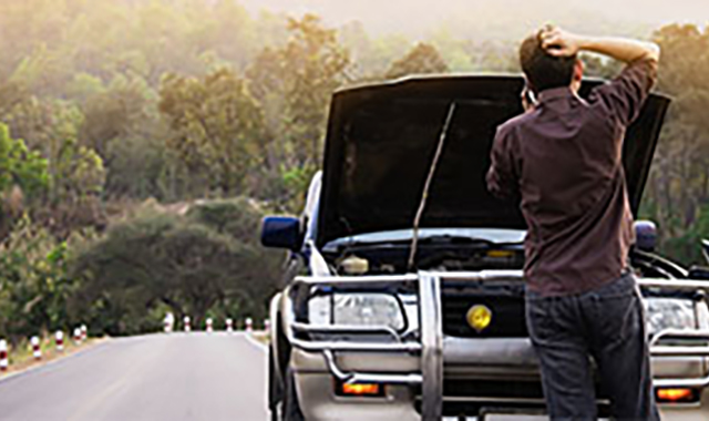 Pessoa inspecionando carro antigo com problemas, pensando em trocar.