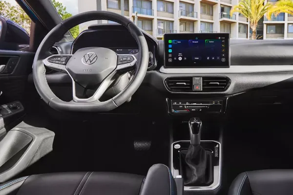 Interna com volante e painel do Volkswagen