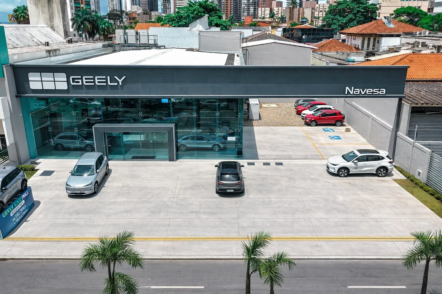 Fachada de concessionária moderna.