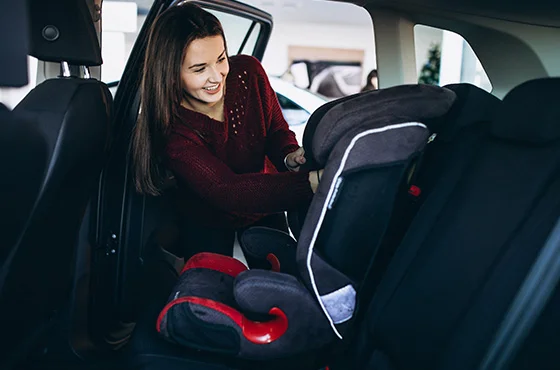Bebê sorridente em cadeirinha de carro segura Isofix