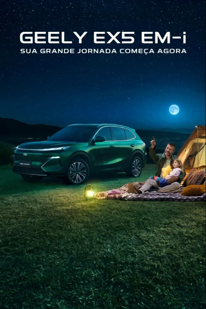 Geely EX5 EM-I estacionado à noite em campo aberto, pai e filha contemplando o céu estrelado ao lado do veículo