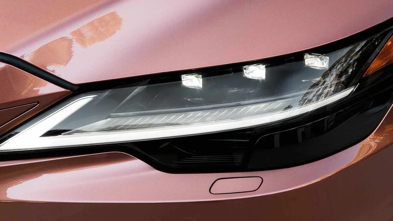 Farol do Lexus RX 500h F-Sport Performance em close