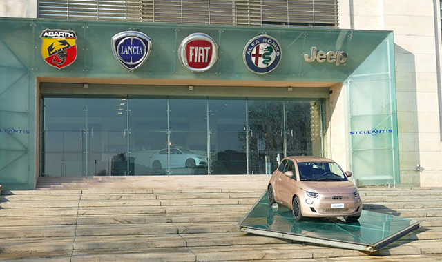 Carro elétrico moderno com logo da Stellantis e bateria leve.