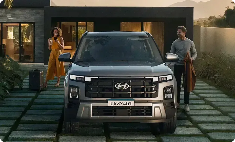 Homem e mulher ao lado de Hyundai CRETA