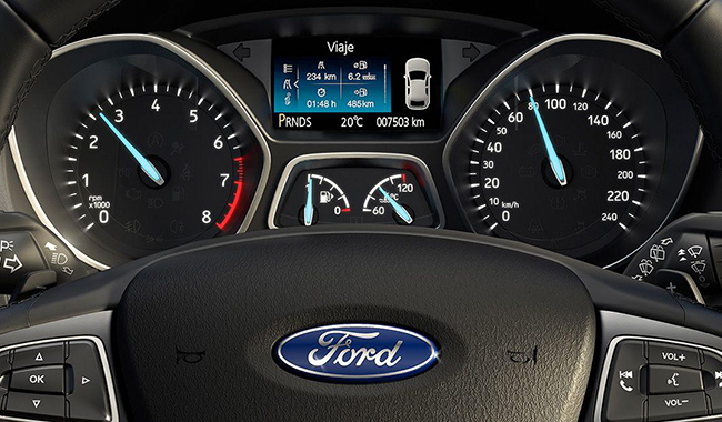 SUVs econômicos na estrada, destacando baixo consumo de combustível
