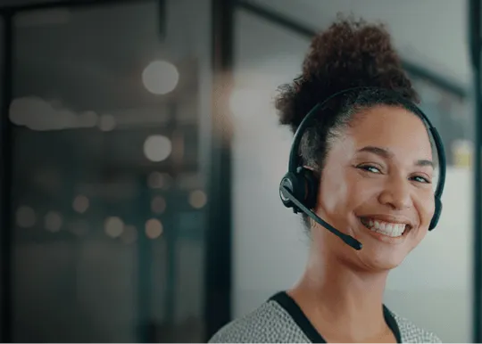 Mulher sorrindo com fone de ouvido