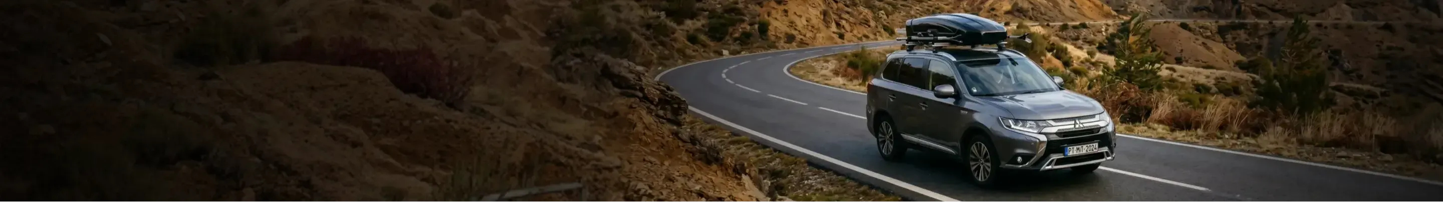 MITSUBISHI com bagageiro no teto em estrada