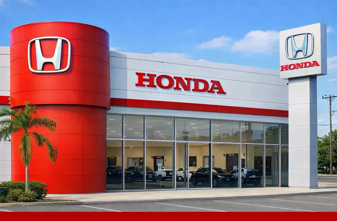 Imagem de uma mulher em cima de uma moto Honda em frente a uma concessionária