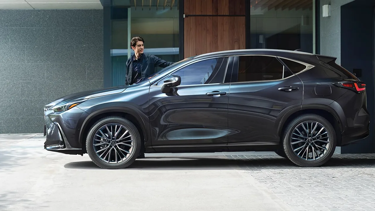 Lexus NX 350h cinza estacionado em frente a uma casa moderna