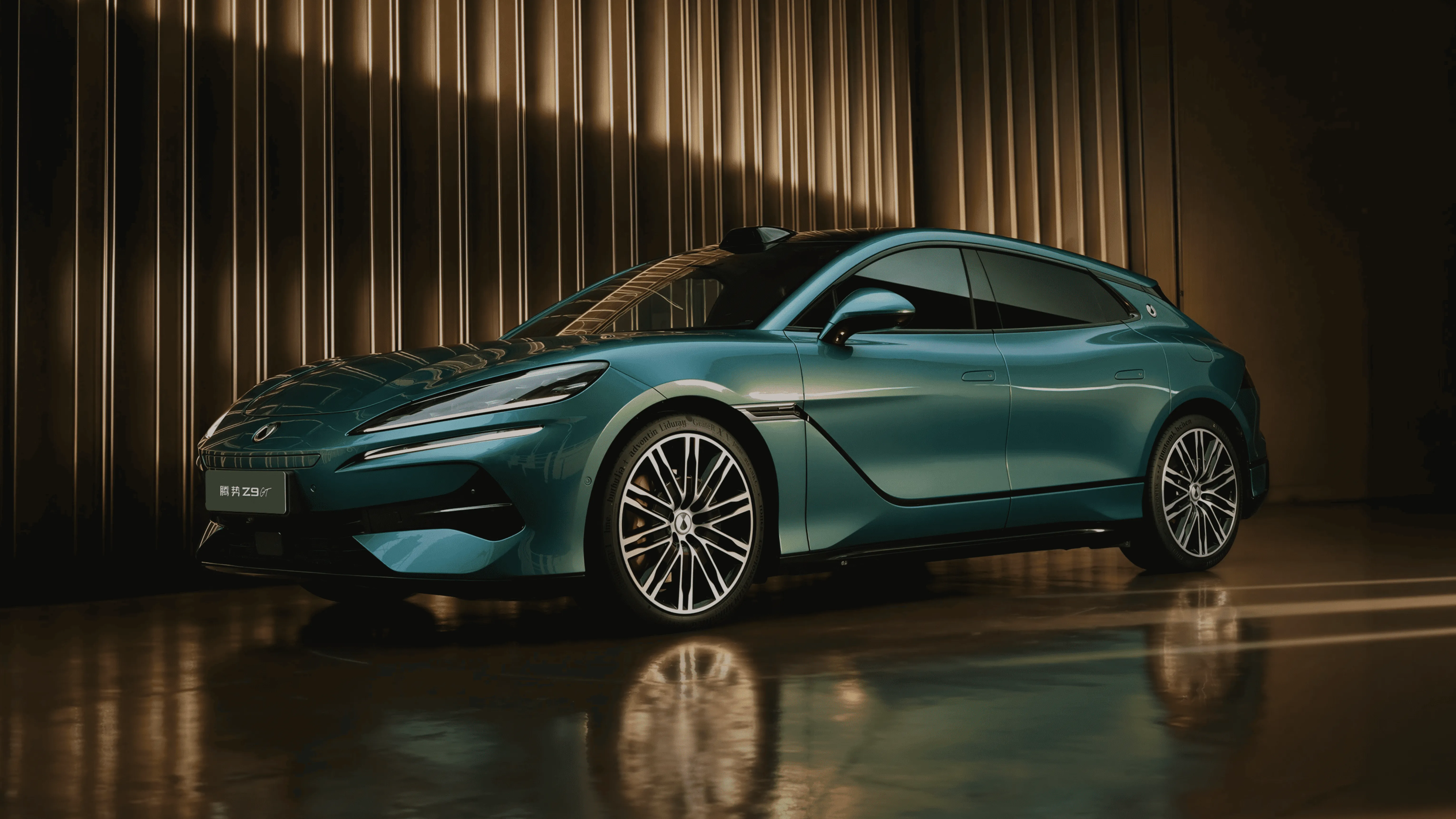 Denza Z9 GT verde-azulado em estúdio