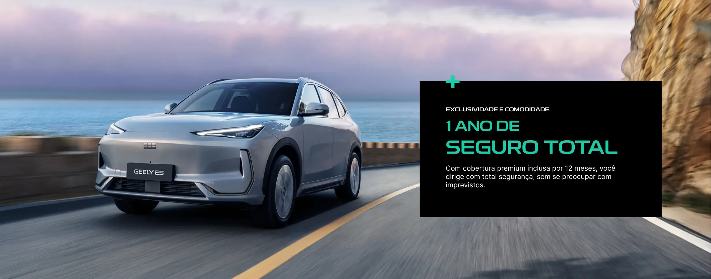 Imagem de um Geely EX5 prateado em movimento numa estrada à beira-mar ao entardecer. À direita, destaque para o texto promocional em fundo preto: ‘Exclusividade e Comodidade — 1 ano de seguro total. Com cobertura premium inclusa por 12 meses, você dirige com total segurança, sem se preocupar com imprevistos.