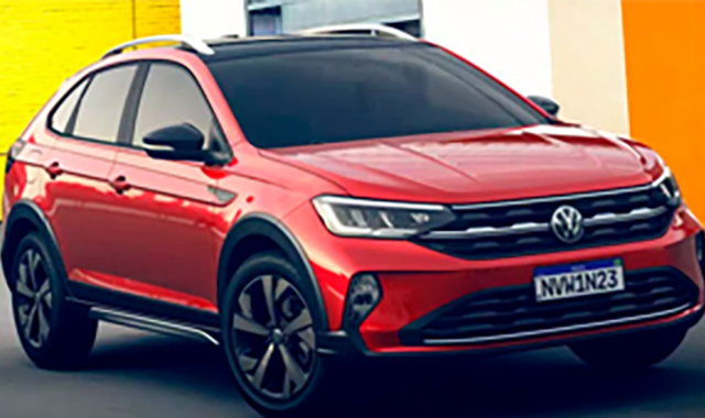 SUV moderno circulando na cidade, destacando seu design e imponência.