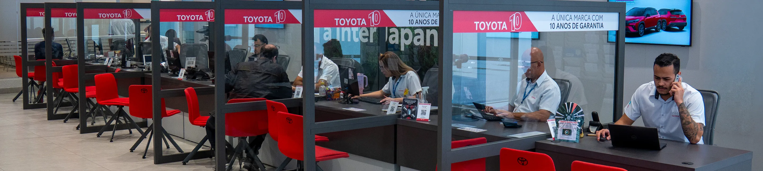 Balcões de atendimento da Toyota Inter Japan, com consultores atendendo clientes