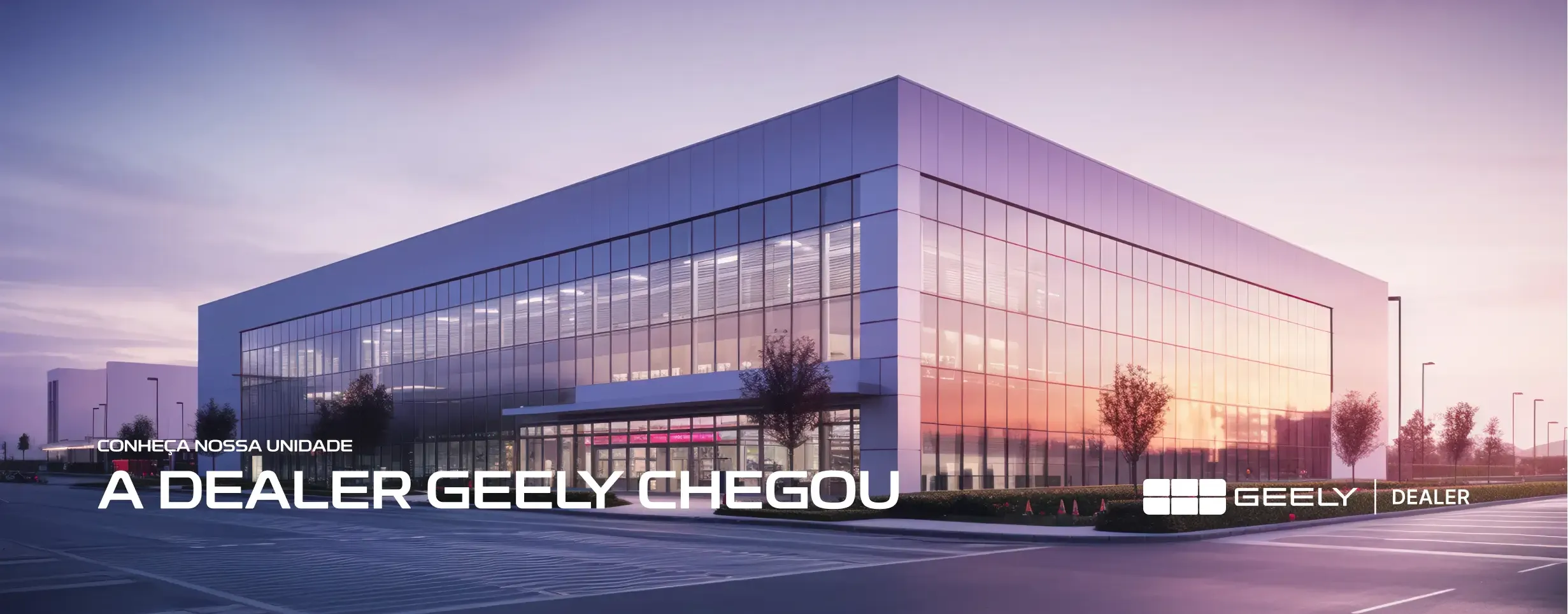 “Fachada moderna da nova unidade da concessionária Dealer Geely ao entardecer, com reflexo do pôr do sol nas amplas janelas espelhadas. Em destaque, o texto ‘Conheça nossa unidade – A Dealer Geely chegou’, acompanhado do logotipo da Geely Dealer no canto inferior direito.