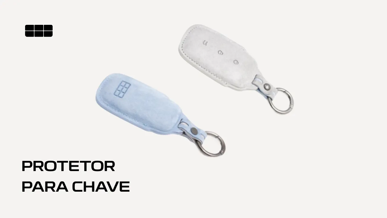 A imagem mostra dois protetores de chave feito de pelúcia, um de cor azul claro e outra branca. No canto superior esquerdo há o símbolo da Geely. No canto inferior esquerdo há a frase "Protetor para chave" escrita em uma fonte institucional da montadora Geely.