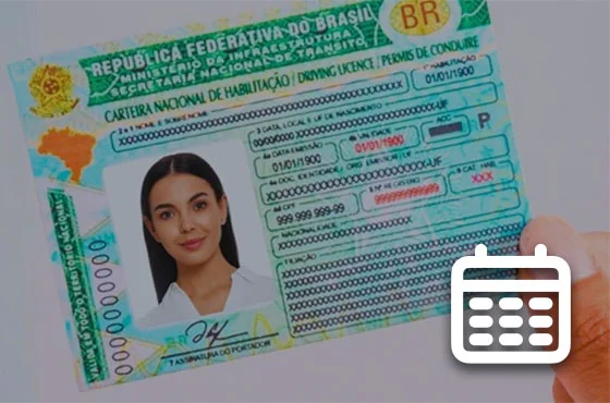 Motorista sorrindo com CNH digital no celular, renovação fácil e rápida.