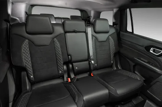 Família feliz viajando em um carro moderno de 7 lugares