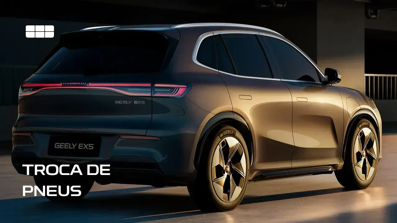 A imagem mostra a traseira do modelo Geely EX5 aparecendo em ângulo diagonal com uma iluminação natural em sua lateral. No canto superior esquerdo há o símbolo da Geely. No canto inferior esquerdo há a frase "Troca de pneus" escrita em uma fonte institucional da montadora Geely.