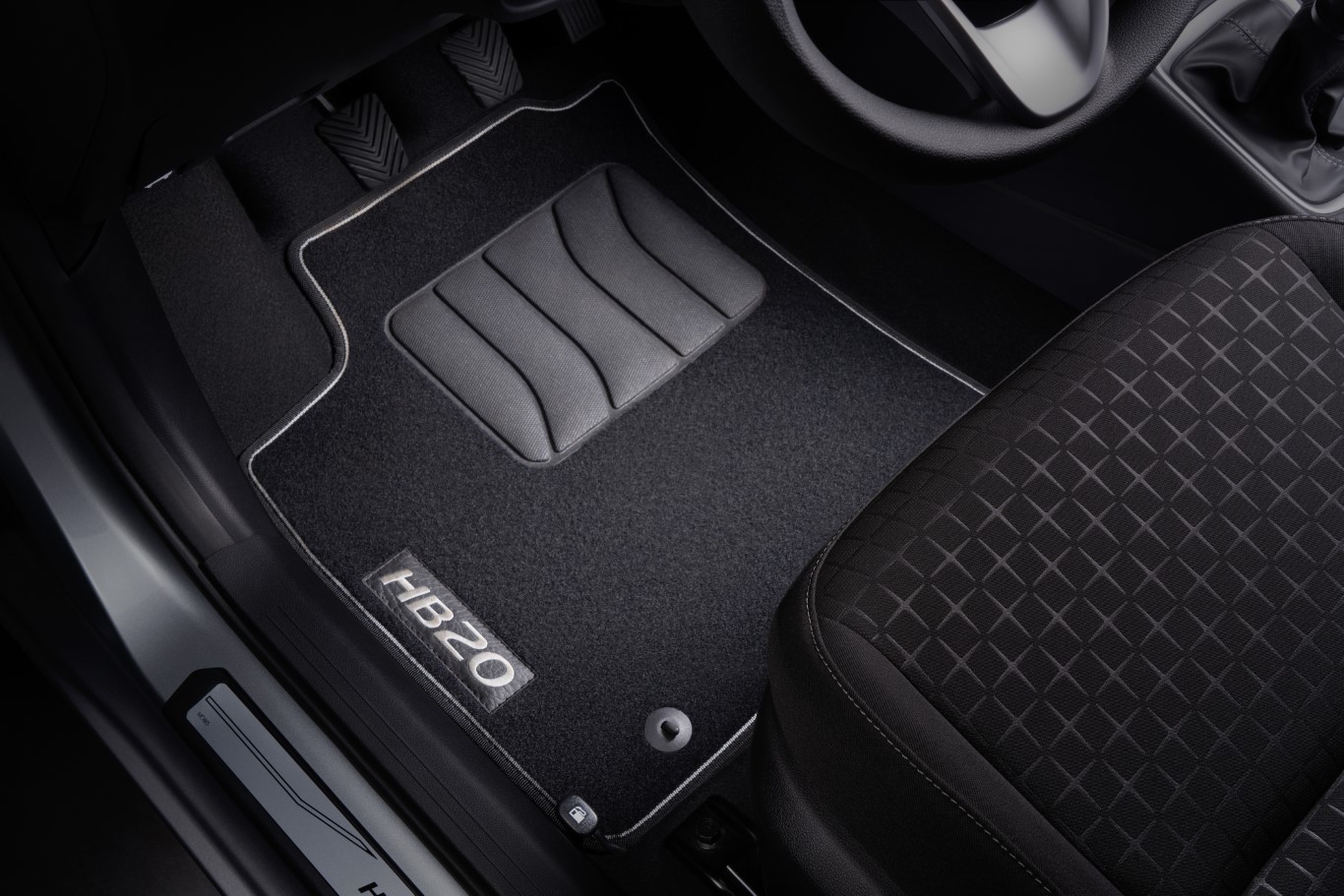 Tapete automotivo premium em tons cinza com logotipo Hyundai bordado