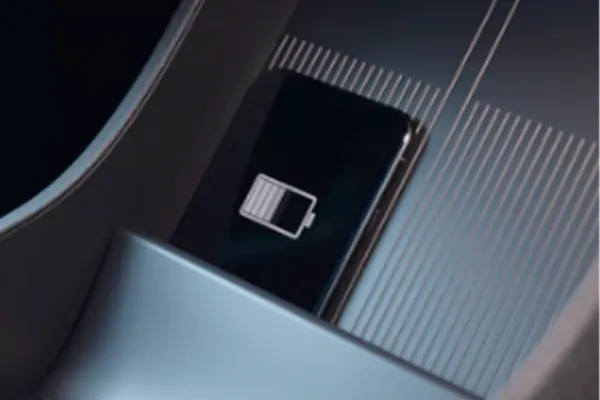 Detalhe de carregador de celular por indução no console de um Volvo