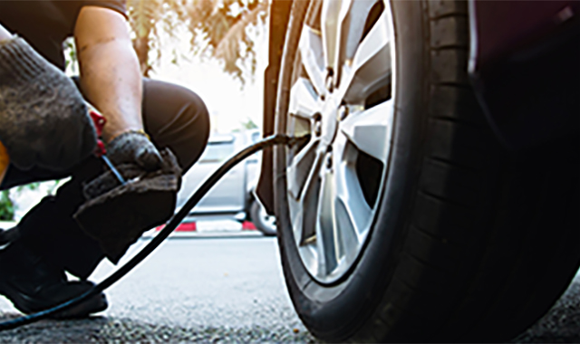 Mecânico inspecionando motor de carro, dicas de manutenção automotiva.