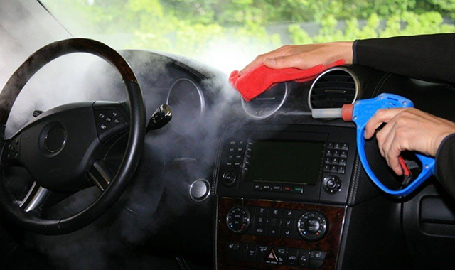 Pessoa realizando manutenção básica no carro em uma garagem