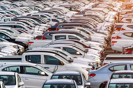 Diferentes tipos de carros estacionados, representando variedade de modelos.