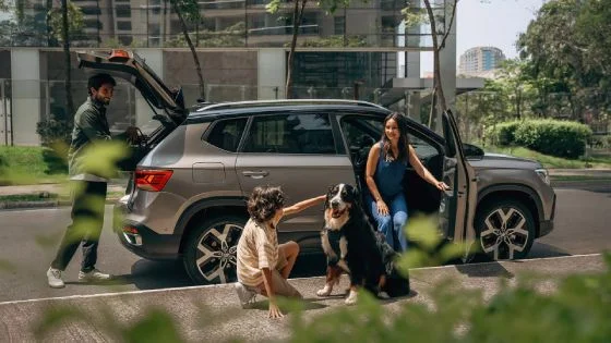 Família feliz em carro seguro com 5 estrelas Latin NCAP