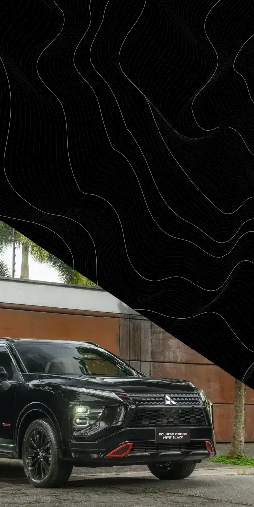 Foto de um carro Mitsubishi Eclipse Cross estacionado em frente a uma casa