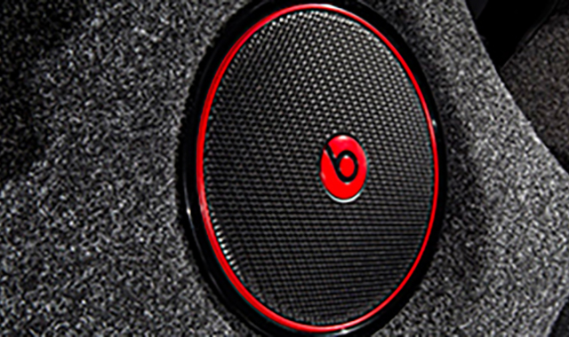 Interior de carro compacto com sistema de som Beats ou Bose