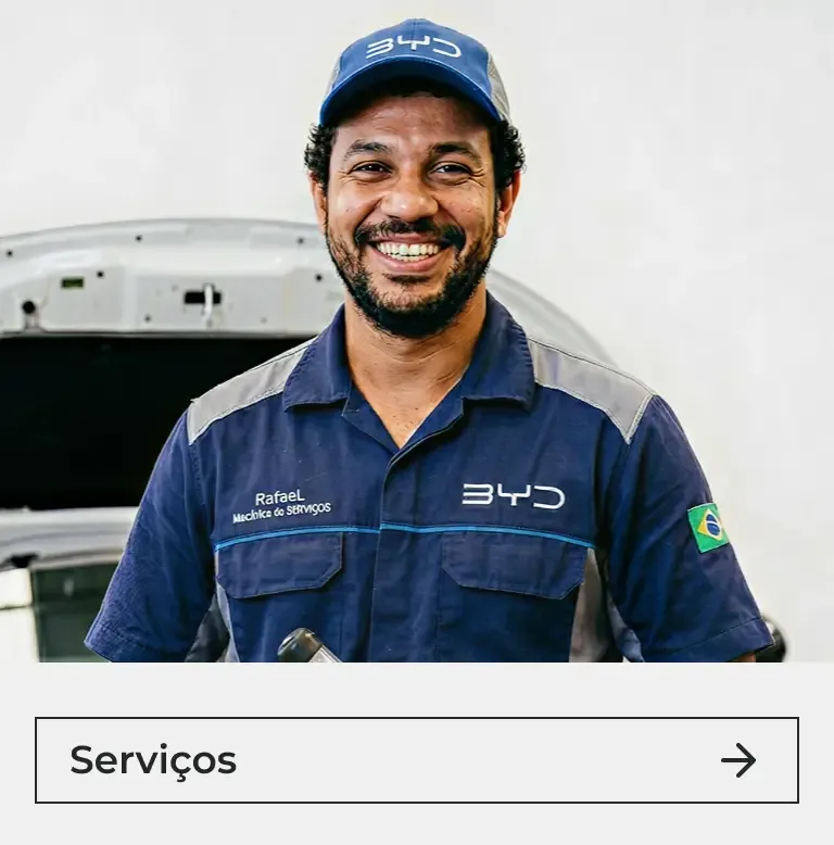 Imagem de um mecânico realizando um serviço na parte inferior de um carro.