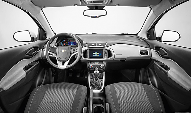 Comparativo entre os carros Toyota Etios e Chevrolet Onix