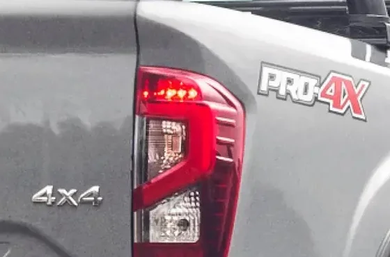 Carros 4x4 em trilha off-road com paisagem de montanhas