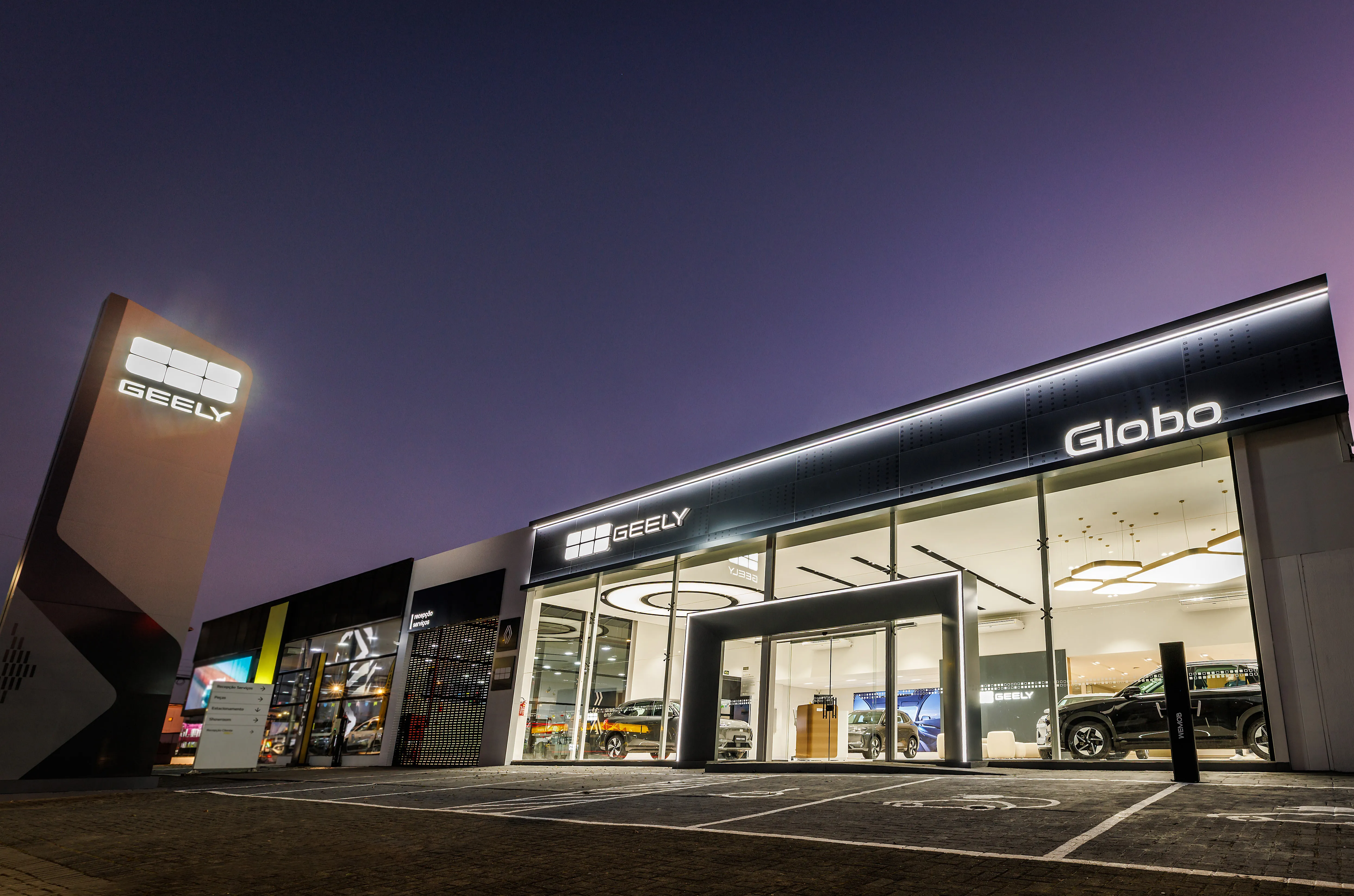 Fachada de concessionária moderna.