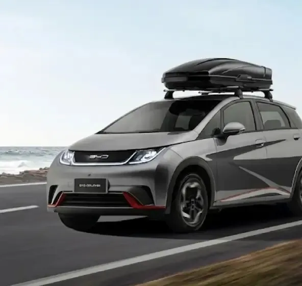 BYD Dolphin com bagageiro de teto. 