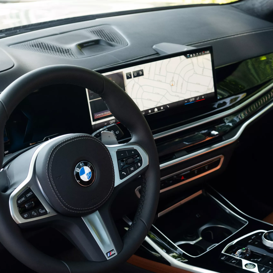 Painel e volante de um BMW com a central multimídia ligada