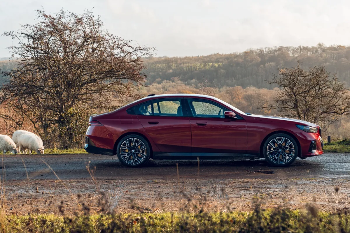 BYD Shark em área rural com um homem de jaqueta e chapéu próximo.
