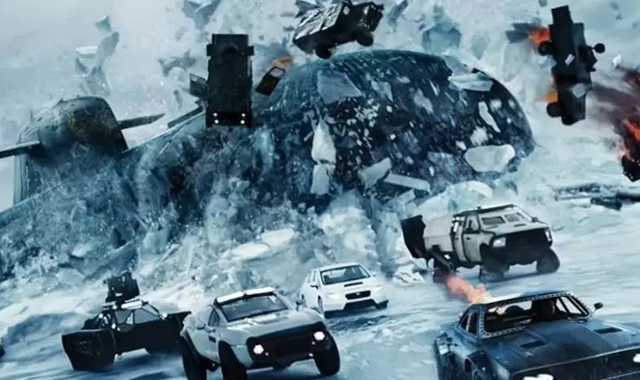 Coleção de carros antigos e modernos em uma tela de cinema