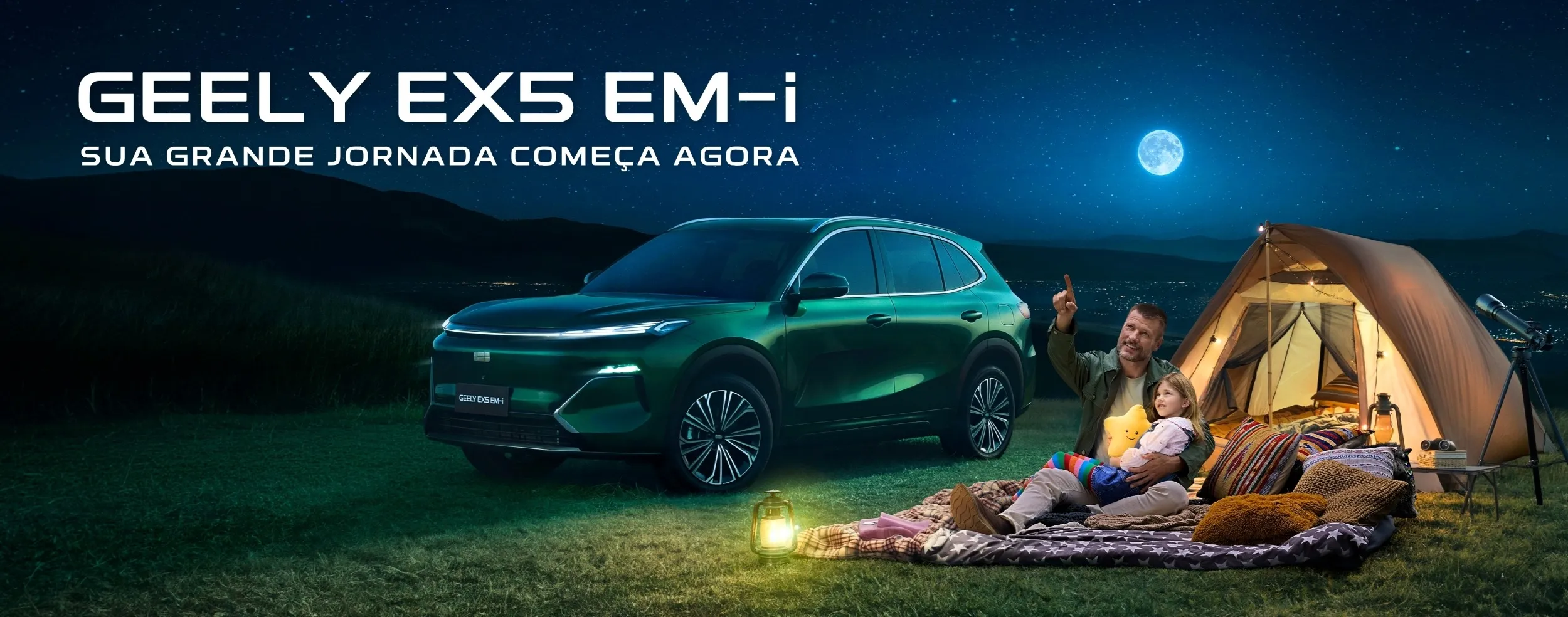 Geely EX5 EM-I em cena noturna ao ar livre, com família acampando sob o céu estrelado e a lua cheia ao fundo