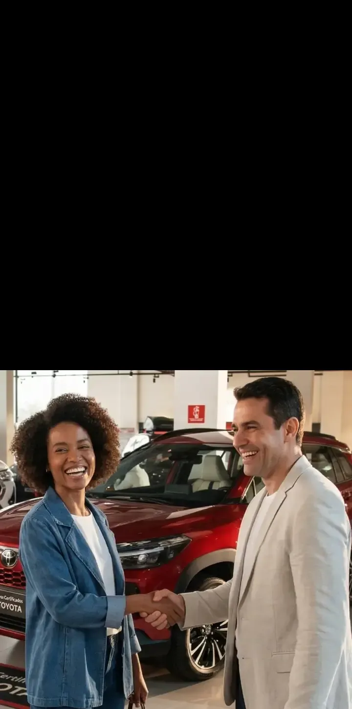 Homem e mulher apertando as mãos e conversando